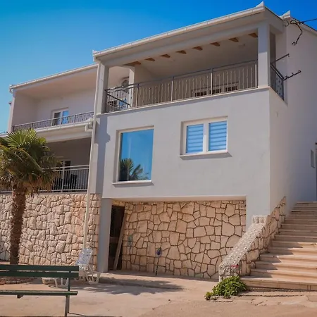 Frana アパート コマルナ