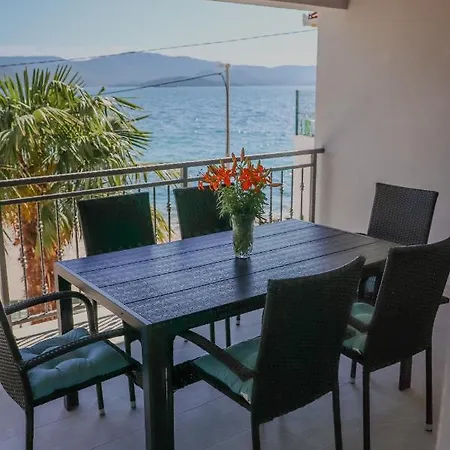 Frana アパート コマルナ